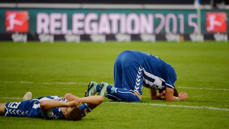 Der KSC am Boden, ein umstrittener Freistoß verhindert am Ende den Aufstieg in die 1. Fußball-Bundesliga.