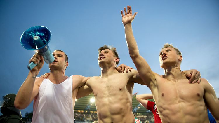 Pierre-Michel Lasogga (l.), Ivica Olic (M) und Matthias Ostrzolek (r.) jubeln über den 2:1-Sieg gegen Karlsruhe. Was macht der HSV aus dieser gewonnenen Chance?