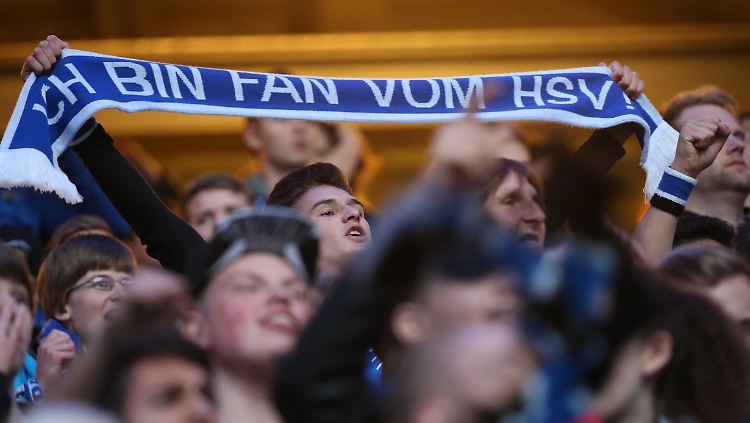 Einer von rund 13.000, die am Ende einer miserablen HSV-Saison doch noch Grund zum Feiern haben.