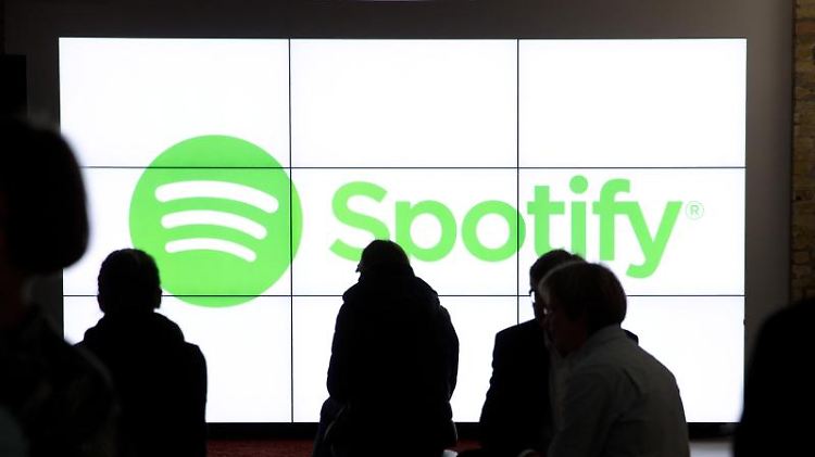 Spotify-Anteile werden bislang nicht an einer Börse notiert. Das soll sich Berichten zufolge im kommenden Jahr ändern.