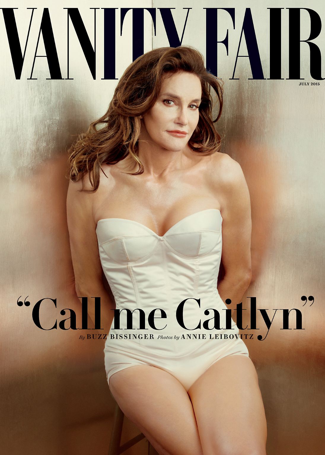 Bruce Jenner zeigt sich erstmals als Frau: In weißer Korsage und mit schulterlangem Haar posiert die 65-Jährige für die Titelseite des US-Magazins "Vanity Fair".