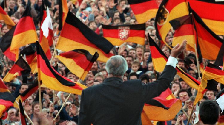 Bundeskanzler Helmut Kohl bei einer Wahlkampfveranstaltung in Erfurt im Februar 1990. Die Ostdeutschen küssten Kohl noch einmal wach.