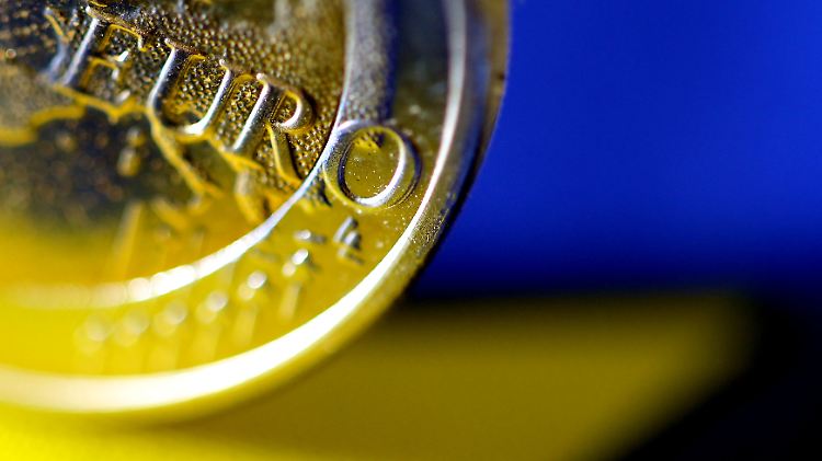 Die Gemeinschaftswährung profitierte Experten zufolge auch von der anziehenden Inflation in der Euro-Zone.