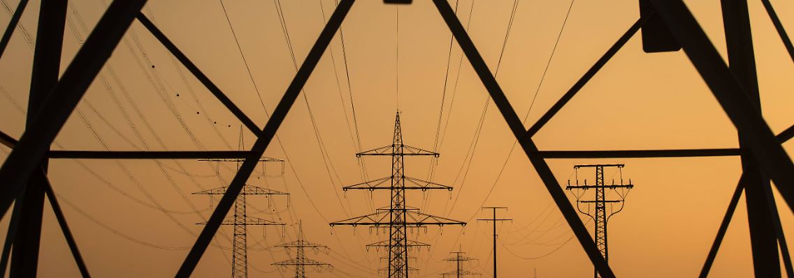 Strom aus Norddeutschland nimmt immer häufiger den Umweg über Tschechien nach Süddeutschland. Das könnte sich bald ändern.