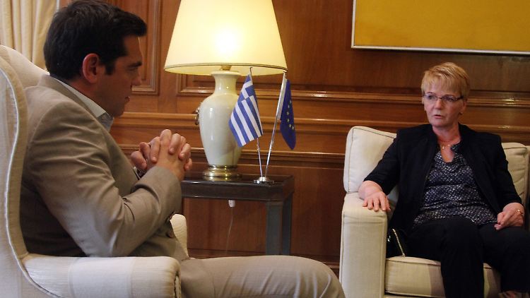 Alexis Tsipras spricht mit Gabi Zimmer in Athen.