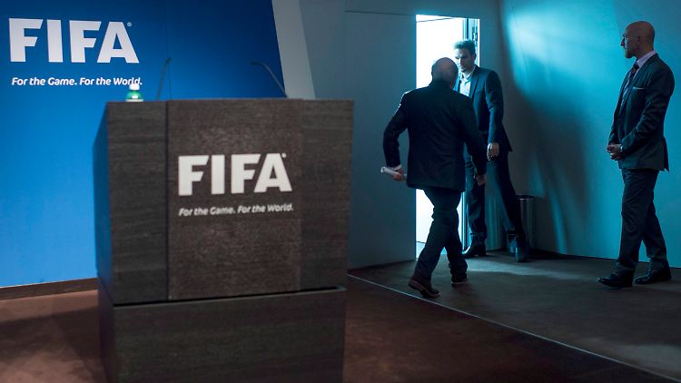 Blatter ließ auf der eiligst einberufenen Pressekonferenz keine Fragen zu.