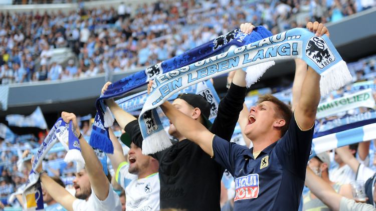 So sehen glückliche Sieger aus: 1860-Fans feiern.