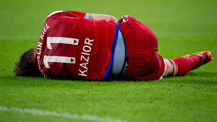 Kiels Torschütze Kazior liegt nach einem Foul am Boden. Am Ende des Relegationsrückspiels sind es alle "Störche".