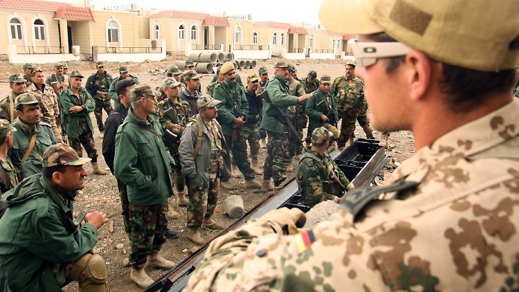 Soldaten der Bundeswehr bilden kurdische Peschmerga-Kämpfer in Erbil  aus. 