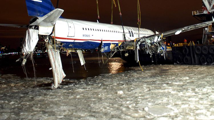 Bergung des notgewasserten Airbus