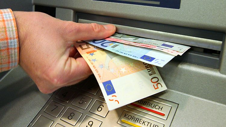 Geld von der Bank - aber mal anders als sonst? Für Kreditnehmer könnte das durchaus Wirklichkeit werden. Die Niedrigzinspolitik der EZB ist schuld.