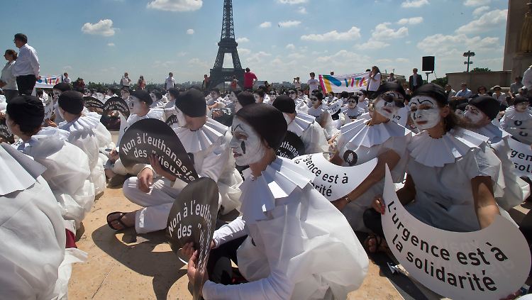 Als Pantomime verkleidet engagieren sich Demonstranten gegen Euthanasie in Frankreich.