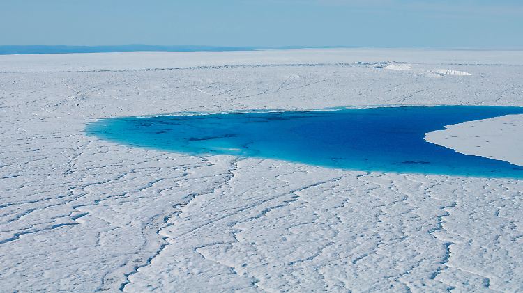 Die grönländischen Gletscherseen entstehen im Sommer, wenn die Sonneneinstrahlung die Eisdecke anschmilzt.