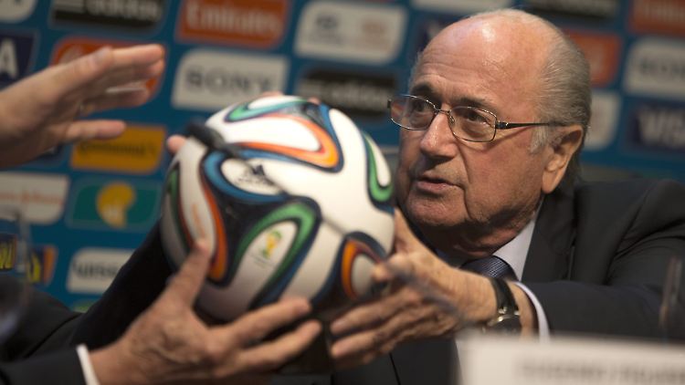 Der baldige EX-Chef der Fifa Sepp Blatter mit dem WM-Ball 2014 von Adidas.