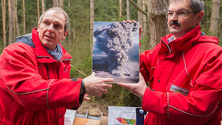 Roland Eichhorn vom Bayerischen Landesamt für Umwelt (l.) und Regierungsdirektor Johann Rohrmüller erläutern den möglicherweise jüngsten Vulkanausbruch in Bayern aus der Steinzeit.