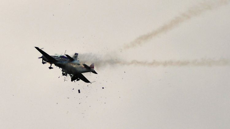 Die beiden Flugzeuge stoßen zusammen, ...