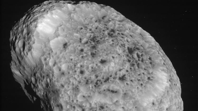 Hyperion aus der Perspektive der Saturnsonde "Cassini". Sie startete 1997 ins All und erreichte 2004 den Saturn. 