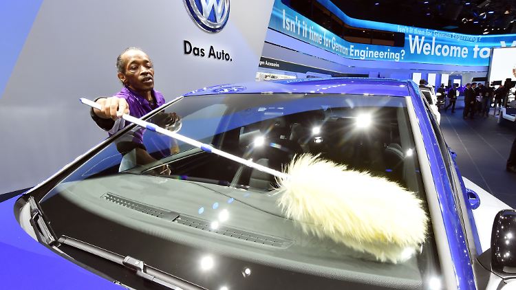 Bei der North American International Auto Show (NAIAS) im Cobo Center Detroit (Michigan) wird ein Golf geputzt.