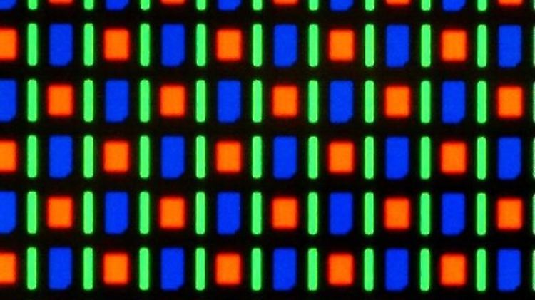 Die Pentile-Matrix eines AMOLED-Displays beim Nexus One in Nahaufnahme.