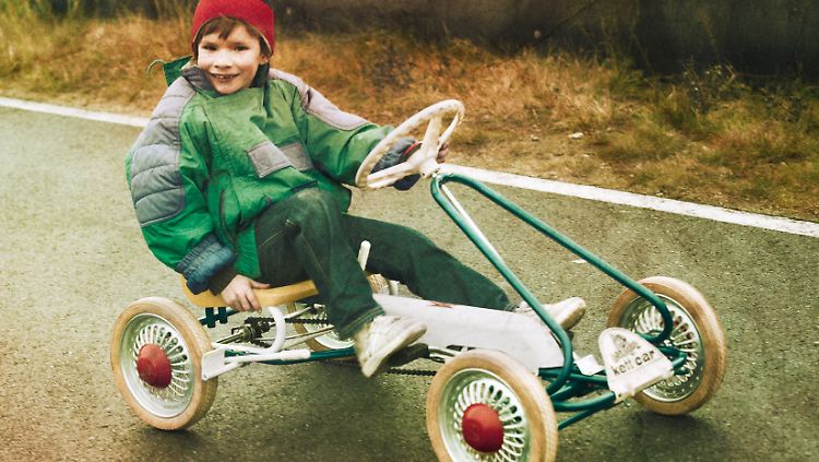 Das Bild zeigt ein Kind mit einem Kettcar der Firma Kettler aus den 60er Jahren. Es hat Generationen von Kindern glücklich gemacht.