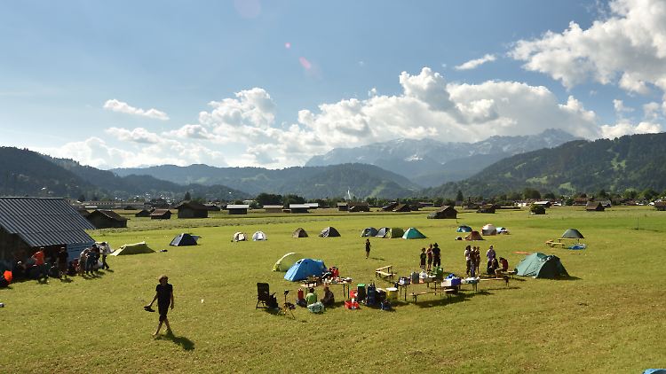Die ersten Teilnehmer des Protestcamps gegen den G7-Gipfel auf Schloss Elmau haben auf einer ihnen zugewiesenen Wiese in Garmisch-Partenkirchen ihre Zelte errichtet. 