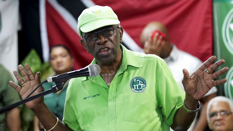 Jack Warner spricht vor seinen Anhängern - und könnte der Fifa-Affäre eine neue Wendung geben.