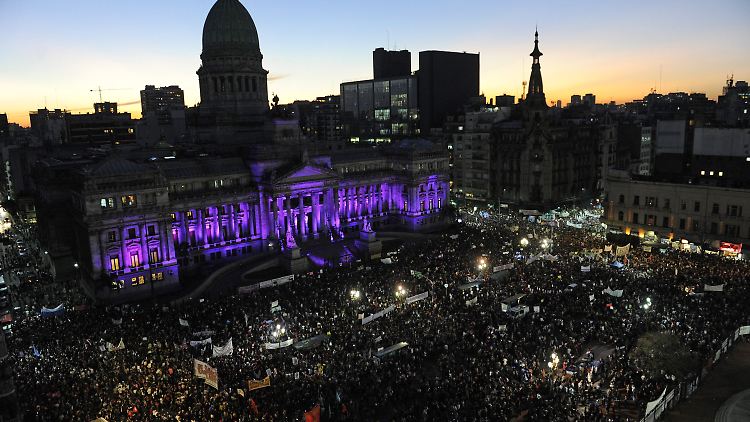Hunderttausende gehen in Buenos Aires auf die Straße.