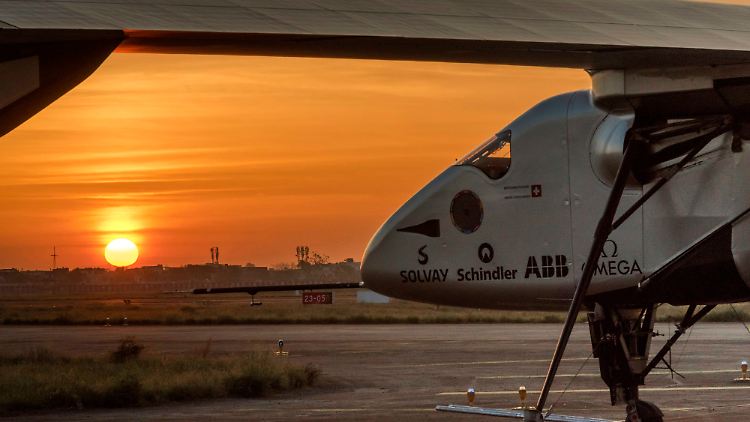 Noch schaut die "Solar Impulse 2" sehnsüchtig der Sonne entgegen. Erst Mitte Juni wird sie wohl wieder starten können.
