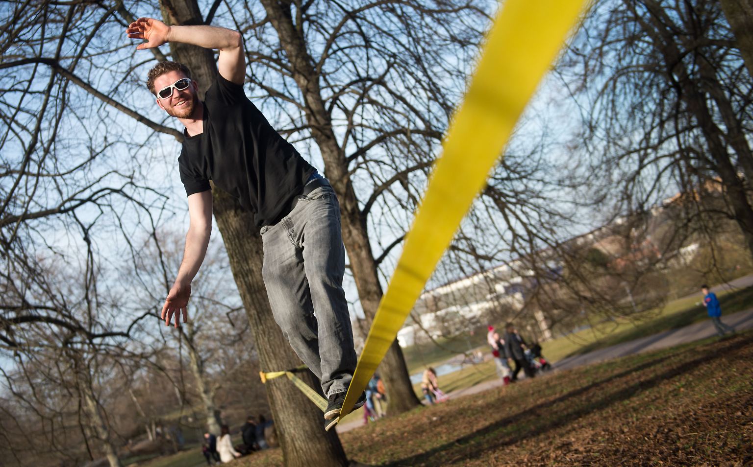 Zwischen zwei Bäume gespannt, bietet die Slackline Freizeitsportlern großen Balancierspaß knapp über der Erde. Der Begriff kann mit "lockeres Band" übersetzt werden.