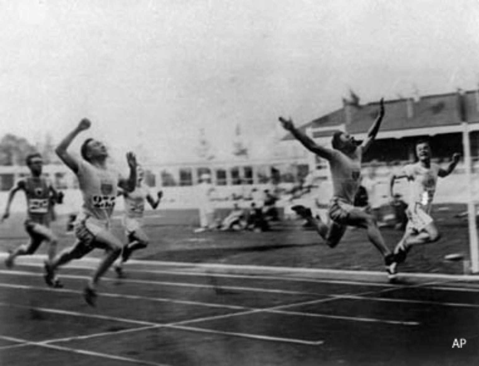 Der US-Amerikaner Charles Paddock läuft die 100-Meter-Distanz als erster in 10,4 Sekunden - am 23. April 1921 in Redlands/USA.