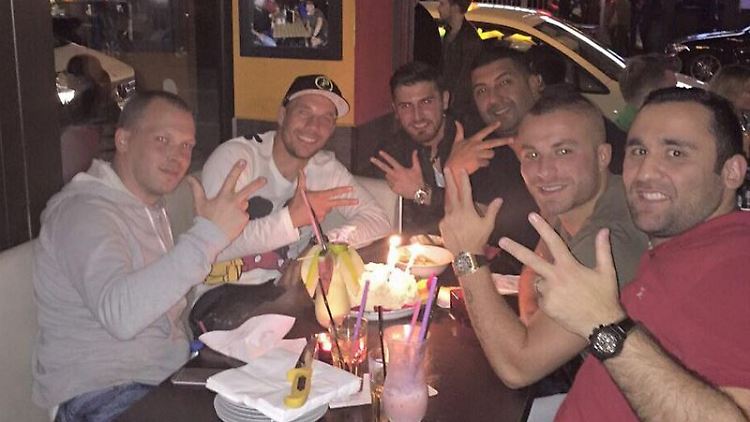 Für Podolski und seine Kumpels gibt es neben Cocktails auch eine Sahnetorte.