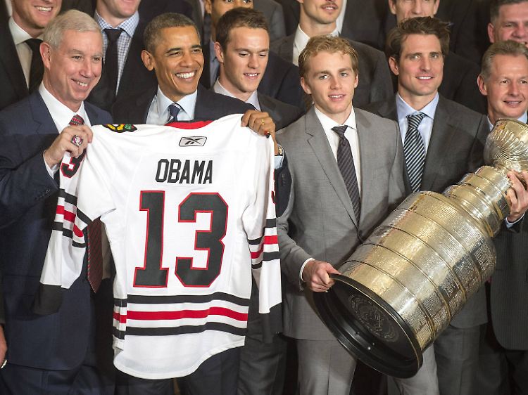 "Ich bin nicht mehr lange im Amt": Barack Obama mit den Eishockeyspielern aus seiner Heimatstadt Chicago im Jahr 2013.