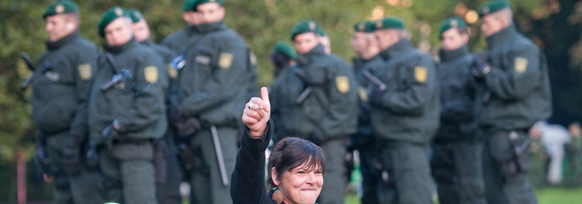 Die Polizei und eine Demonstrantin.