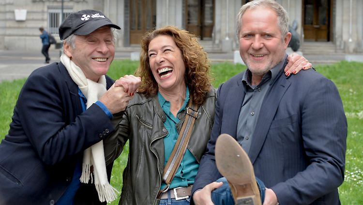 Adele Neuhauser umrahmt von Harald Krassnitzer (r) und dem Regisseur der Folge, Robert Dornhelm. 