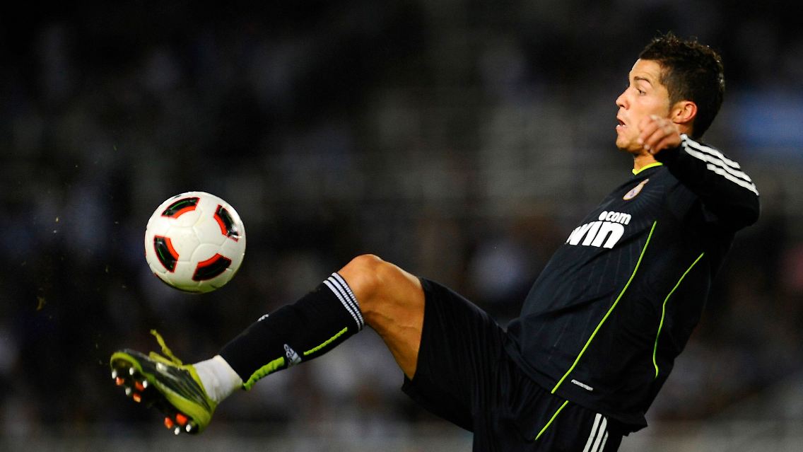 Cristiano Ronaldo spielte erst Theater und hatte dann bei einem Freistoß Glück.