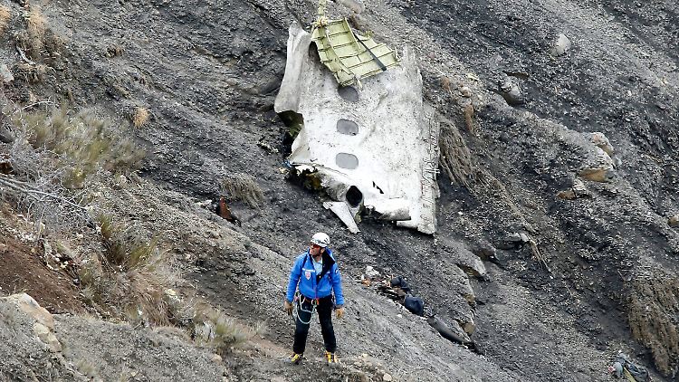 Diese Aufnahme stammt vom 25. März. Unterdessen ist die Absturzstelle bei Prads-Haute-Bléone nahezu gereinigt. Jeder kleinste Überrest von Flug  4U 9525 muss geborgen werden.