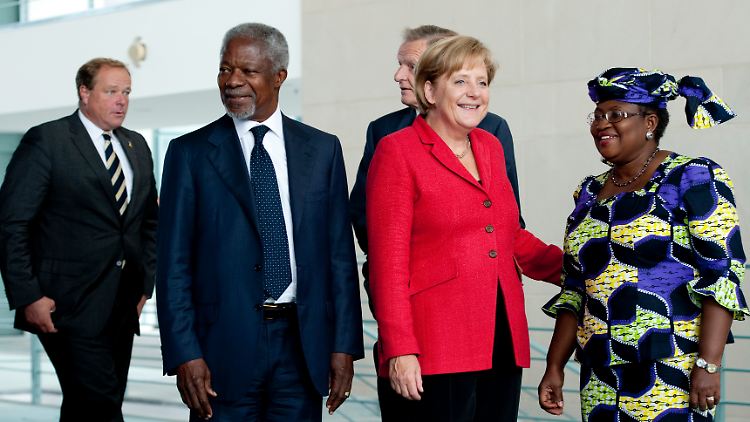 Dirk Niebel (l), Kofi Annan und Angela Merkel: Auch Deutschland bleibt hinter den Millenniumszielen zurück. 