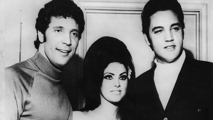 Rollkragen - nicht nur was für Existenzialisten! Tom Jones, Elvis Presley und dessen Frau Priscilla im April 1968 in Las Vegas.