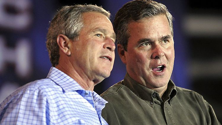 Hat ausgezeichnete Kontakte: Jeb Bush (r.), hier neben seinem Bruder George W. Bush.