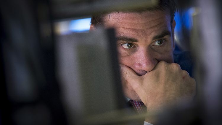 Sorgenvoller Blick eines Händlers an der Wall Street.
