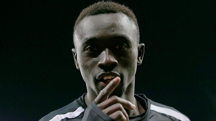 Papiss Demba Cissé jongliert nicht nur gerne mit dem Fußball, sondern offenbar auch mit seinen Liebschaften.