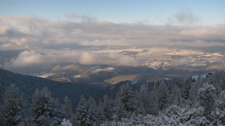 Borovetz ist vor allem als Wintersportort bekannt. Von den Bergen hat man einen weiten Blick ins Samokov-Tal.