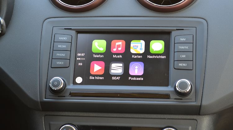 Mit Apples CarPlay hält das Smartphone Einzug ins Auto und auf den Touchscreen.
