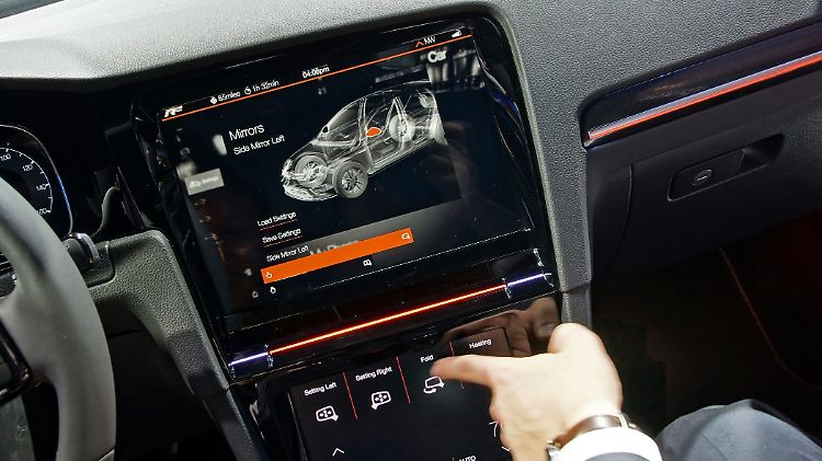 Mit zusätzlichen eigenen Ideen versuchen die Autohersteller, neben Google und Apple im Spiel zu bleiben.