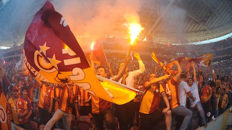 Nur noch selten ist solch ausgelassene Stimmung - wie hier bei Galatasaray - in türkischen Stadien zu erleben.