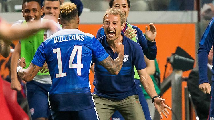 Freude in Amsterdam: Jürgen Klinsmann (r.)