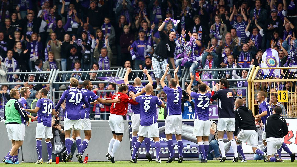 Feiernde Veilchen gab es nach dem Spiel gegen Duisburg in Aue zu bestaunen.