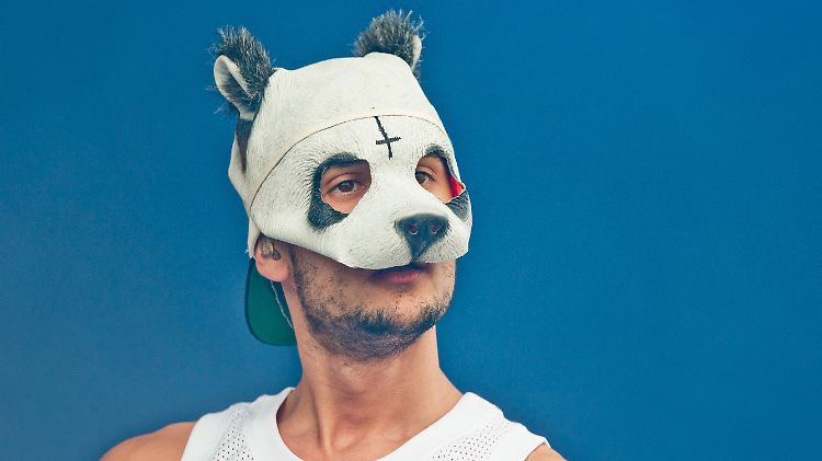 Artenschutz für Pandas: Cro ahnt, dass ihm der wohl nicht gewährt wird, sondern dass er am Ball bleiben muss, möchte er derart prominent bleiben. 