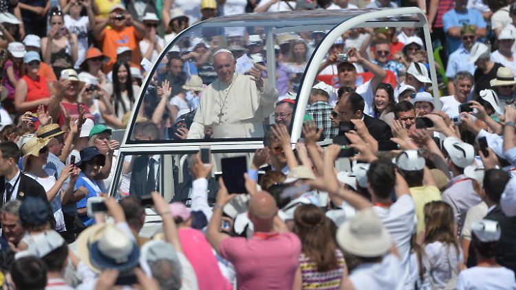 Papst Franziskus spricht im Olypmiastadion von Sarajevo vor rund 60.000 Menschen.
