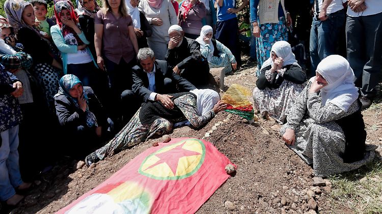 Unter den Opfern des Bombenanschlages ist auch der 16-jährige  Ramazan Yildiz, der hier von seinen Angehörigen zu Grabe getragen wurde.